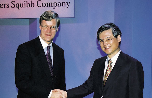 Akihito Otsuka shaking hands wth ?