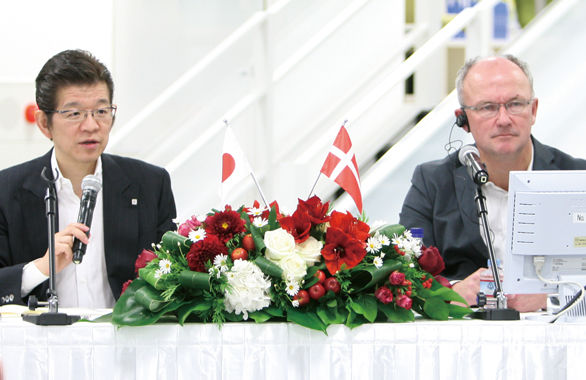 Japanese and Canadian delegates meet