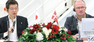 Japanese and Canadian delegates meet